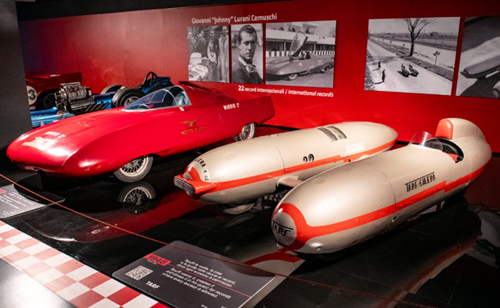 V popředí stojí speciál Tarf, který už v roce 1948 jezdil přes 200 km/h. Vedle něj je Nibbio II z roku 1955. Obě vozidla přepisovala rychlostní rekordy