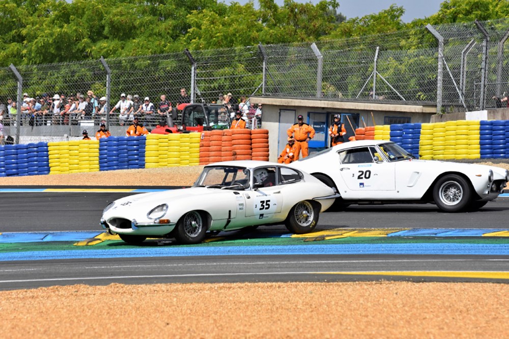 Grid 3: ne vždy se všechno povede. Přetočenému Jaguaru E-Type 3.8 (1961), celkově 14., se tak tak před Dunlopem vyhýbá absolutně 10. Ferrari 250 GT SWB (1962)