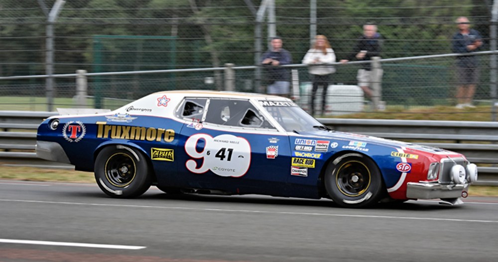 Grid 6: těžký Ford Gran Torino (1976), pamětník exkurzí amerických stock cars do Le Mans, není lehké ubrzdit