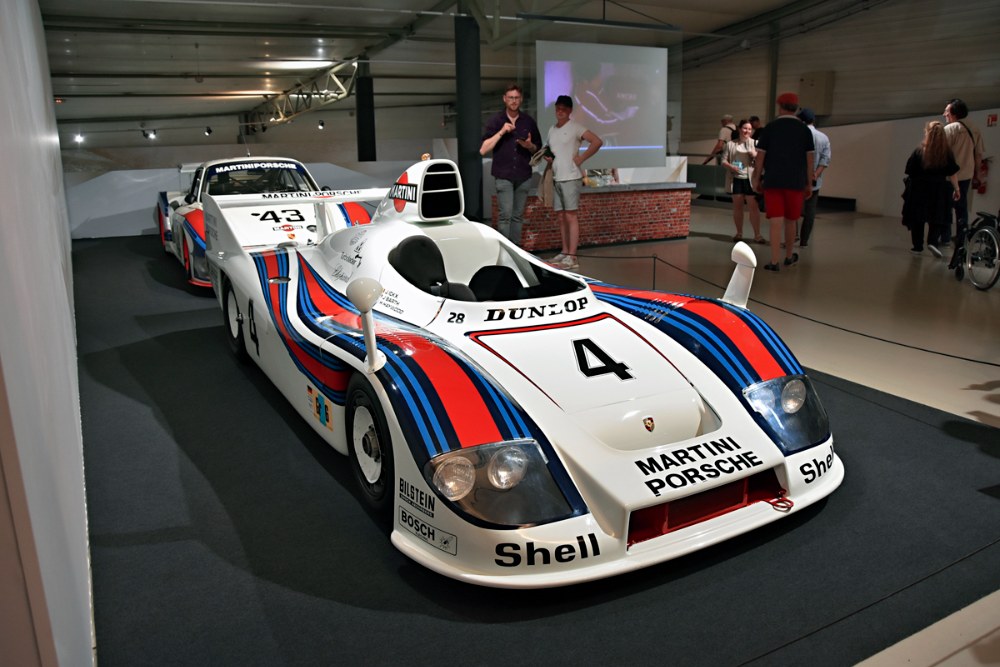 To snad ani nešlo přežít ve zdraví! Osm desítek stěžejních vozů stoleté historie – Porsche 936/77 (1977) a 935/78 „Moby Dick“ (1978) v uhrančivých livrejích Martini Racing