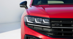 Aktuálním vrcholem matricových světlometů jsou jednotky v novém Volkswagenu Touareg. Zatímco vnější světelné jednotky disponují matricí 16 samostatných LED, střední modul disponuje více než 19 tisíci samostatně regulovaných světelných diod