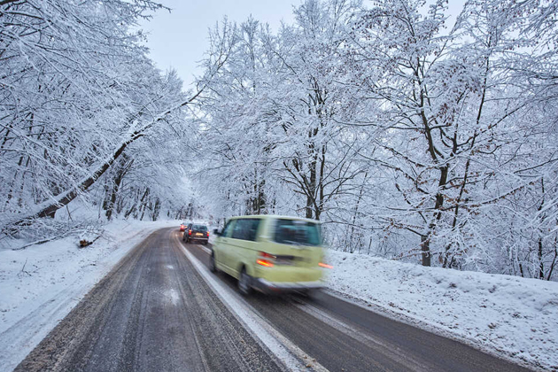 Zvlášť při jízdě na sněhu a břečce se nikam nežeňte. Dodržujte bezpečný rozestup a předvídejte nenadálé situace.