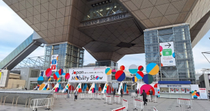 Impozantní průčelí hlavního vstupu výstaviště Big Sight Centre v jihovýchodní části japonské metropole