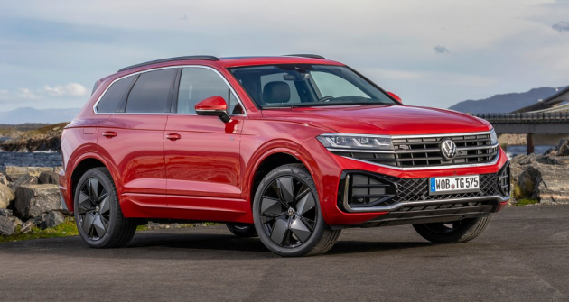 Modernizovaný Touareg v provedení R-Line s výraznější spodní částí karoserie, chromované prvky mohou být na přání leskle černé