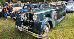 Impozantní kabriolet  Tatra 77a z roku 1935, po  zastavení výroby dvanáctiválcové T80 vlajková loď kopřivnické značky. Řadový šestiválec OHC 3,8 litru