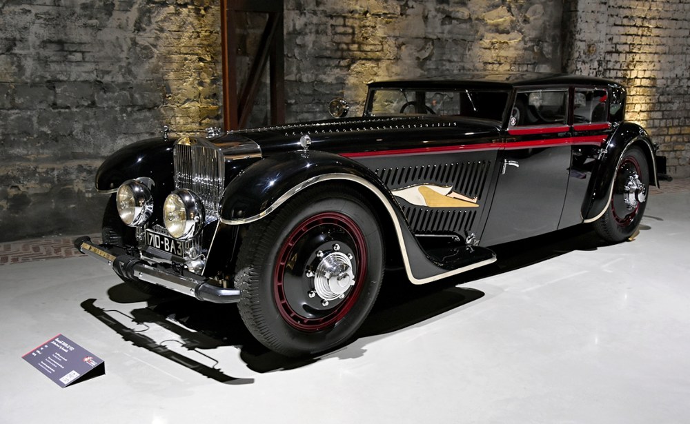 Třetí ze čtyř vystavených se Saoutchikovou karosérií a názvem „Golden Arrow“ nese francouzské šasi Bucciali TAV8-32 V12 (1932) s motorem 4886 cm3 (180 k), pohánějícím přední kola, a převodovkou umístěnou napříč. Jediný kus v tomto provedení