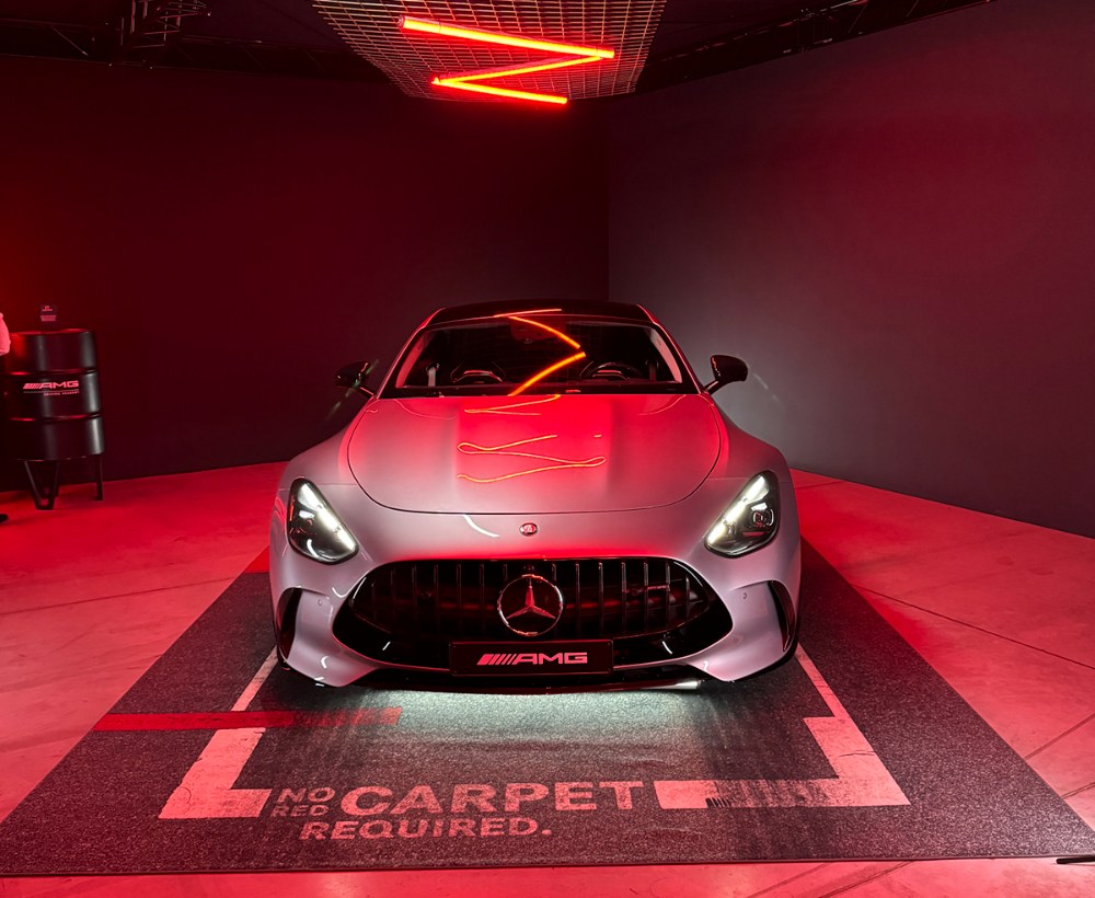 Mercedes-AMG GT měl českou premiéru koncem listopadu. Naživo je jasně patrný odkaz na první generaci, současně ale také snaha o celkově komfortnější pojetí