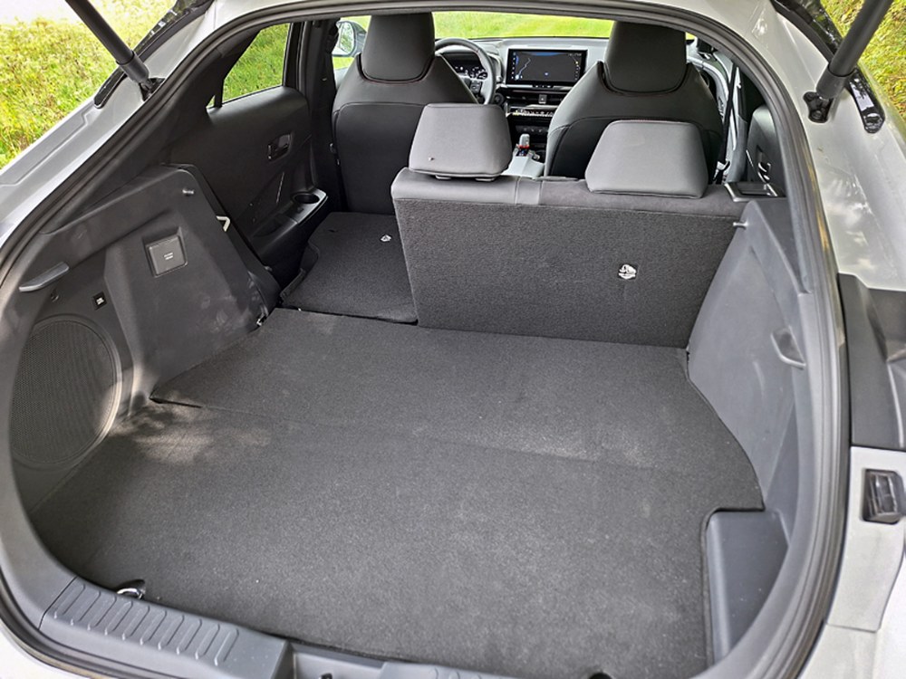 Opěradla zadních sedadel lze sklopit do roviny zavazadlového prostoru. Pod podlahou je místo pro drobnosti