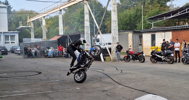 Program zahájil svou působivou kaskadérskou jízdou akrobat Jakub Kykyla 