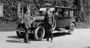 TGM a správce lánského zámku s vozem Škoda Hispano-Suiza v květnu 1926