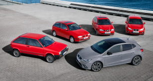 Všech pět generací pohromadě. V popředí Seat Ibiza v omezené výroční sérii Anniversary Limited Edition