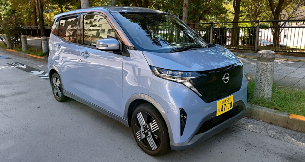 Sakura má příď stylizovanou jako „dospělé“ Nissany. Přes přísně účelové zaměření rozhodně nejde o nezábavný automobil