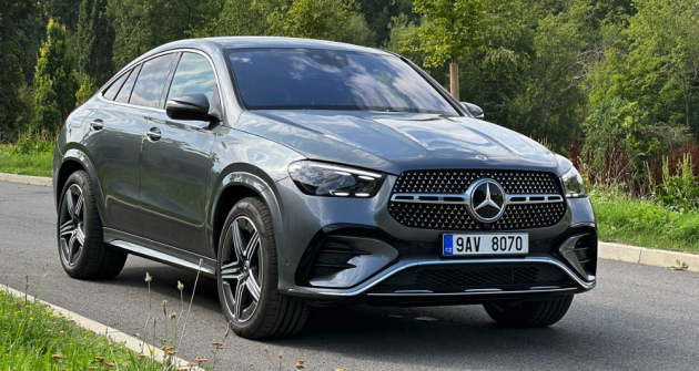 GLE Kupé je standardně oděno do exteriérového paketu Linie AMG, který je u SUV k dispozici za příplatek. Jeho součástí jsou kromě jiného výrazněji tvarované nárazníky a naopak elegantnější lakované prahy