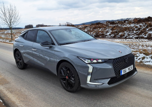 Model Performance Line se vyznačuje zatmavenými dekoračními prvky
