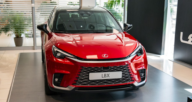 Přední část kombinuje designový styl Resolute Look vozů Lexus ze začátku milénia s tzv. vřetenovitou maskou (Spindle Grille), jež přišla zhruba o 10 let později. Oproti Toyotě Yaris Cross je LBX podstatně širší Přední část kombinuje designový styl Resolute Look vozů Lexus ze začátku milénia s tzv. vřetenovitou maskou (Spindle Grille), jež přišla zhruba o 10 let později. Oproti Toyotě Yaris Cross je LBX podstatně širší