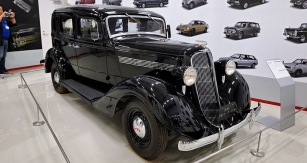 Reprezentační sedan Nissan 70 (1937), první vůz uvedený pod značkou Nissan. Licence Graham-Paige, řadový šestiválec 3,7 l/85 k