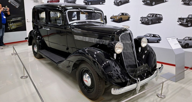 Reprezentační sedan Nissan 70 (1937), první vůz uvedený pod značkou Nissan. Licence Graham-Paige, řadový šestiválec 3,7 l/85 k