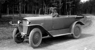 Otevřená Praga Piccolo v provedení z roku 1924 s původním špičatým chladičem