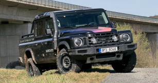 Vzhledem může Ineos Grenadier/ /Quartermaster připomínat původní Land Rover Defender, jde ale o celkově větší (na šířku +140 mm), a především modernější vůz