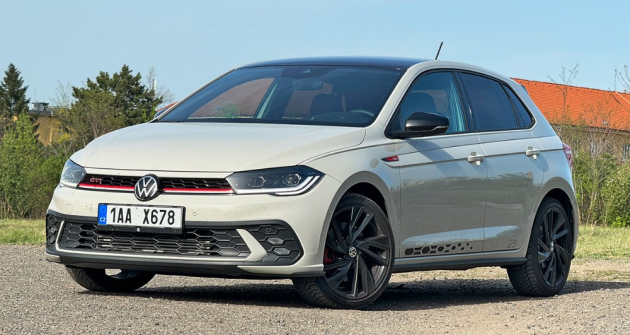 Edition 25 přichází s černými koly, zrcátky a střechou, pro verzi GTI je typická červená linka spojující světlomety