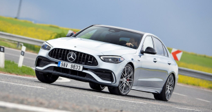 „Baby Benz“ a „baby AMG“ – ve skutečnosti je AMG C43 „dospělým“ vozem své značky jak velikostí, tak jízdním projevem