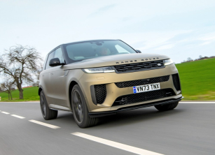 Speciální matná barva Carbon Bronze verzi SV dodává výjimečnost. Pokrývá i kapotu, jež je v modelu  SV vyrobena z uhlíkových kompozitů