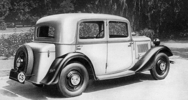 Model P 203 měl na zádi zvenku přístupný zavazadlový prostor a náhradní kolo Model P 203 měl na zádi zvenku přístupný zavazadlový prostor a náhradní kolo