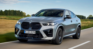 Černá maska divoce propojená s nárazníkem a nové světlomety jsou hlavními poznávacími znaky v roce 2023 modernizovaného provedení BMW X6 M Competition