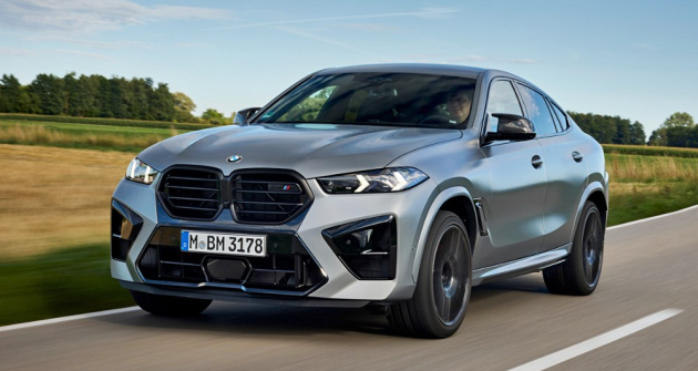 Černá maska divoce propojená s nárazníkem a nové světlomety jsou hlavními poznávacími znaky v roce 2023 modernizovaného provedení BMW X6 M Competition