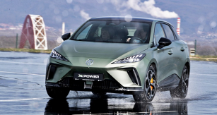 Kompaktní elektromobil MG4 XPower je svým odladěním velmi dobře připraven i na skutečně velmi dynamickou jízdu...