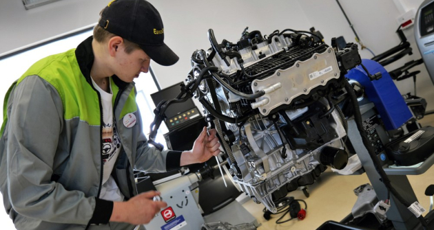 Soutěž prověří teoretickou připravenost a zručnost studentů. Na snímku soutěžící při finále oboru automechanik Soutěž prověří teoretickou připravenost a zručnost studentů. Na snímku soutěžící při finále oboru automechanik