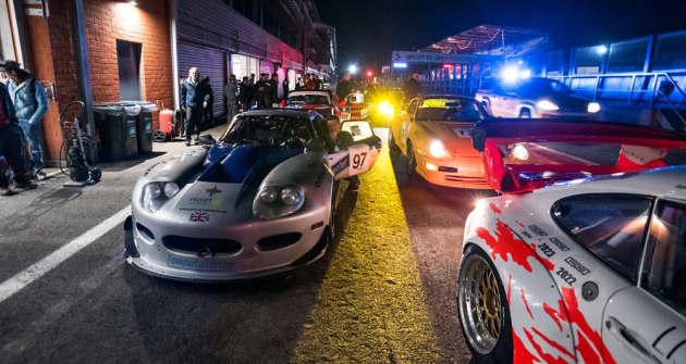 Závodní Marcos LM500 s pětilitrovým V8, vyráběný od roku 1994, byl dostupný také v silničním provedení. Atmosféra nočních boxů má své kouzlo Závodní Marcos LM500 s pětilitrovým V8, vyráběný od roku 1994, byl dostupný také v silničním provedení. Atmosféra nočních boxů má své kouzlo
