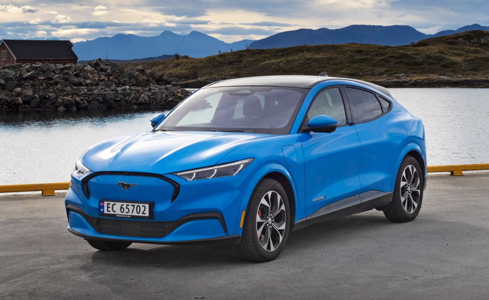 Ford Mustang Mach-E – Dynamické proporce a profil připomínající kupé. A špičkové jízdní výkony. Mach-E posouvá legendární Ford Mustang do doby elektrické