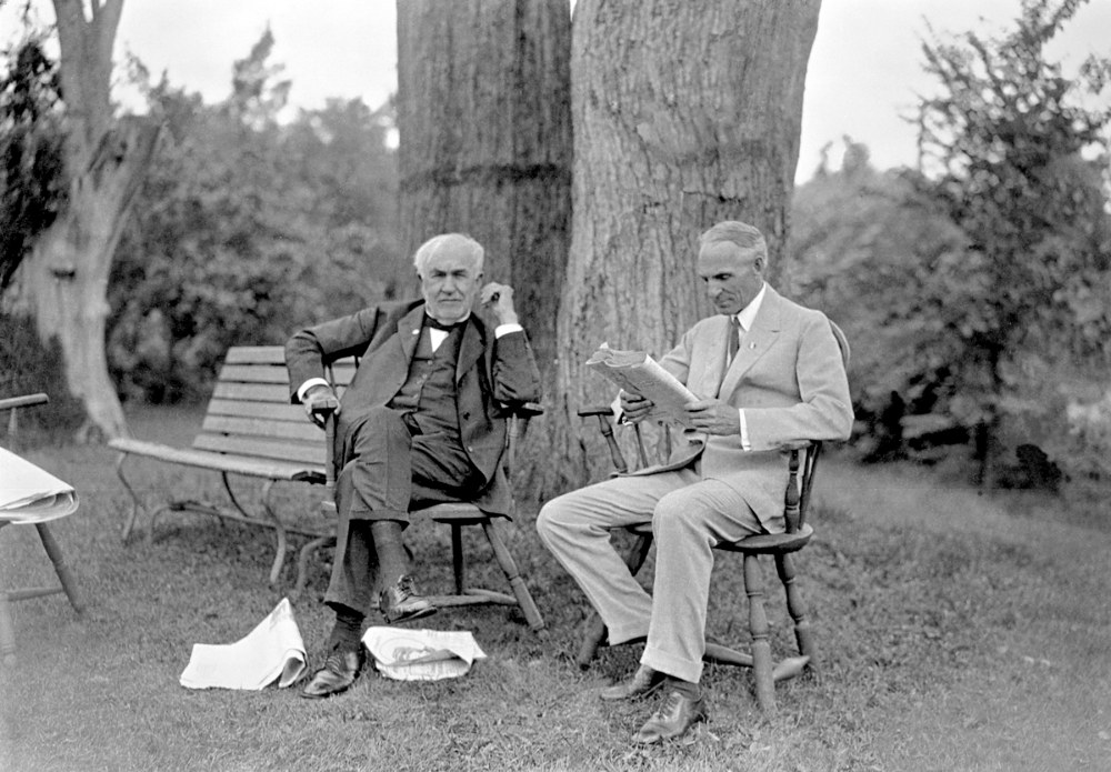 Vpravo Henry Ford, zakladatel impéria Ford Motor Company. Vlevo vynálezce a průmyslník Thomas Alva Edison, první zaměstnavatel, jenž dal Henrymu svoji důvěru a jmenoval jej roku 1893 šéfkonstruktérem. Oba muži se později stali blízkými přáteli a společně intenzivně diskutovali též možnosti alternativních druhů pohonu motorových vozidel˝