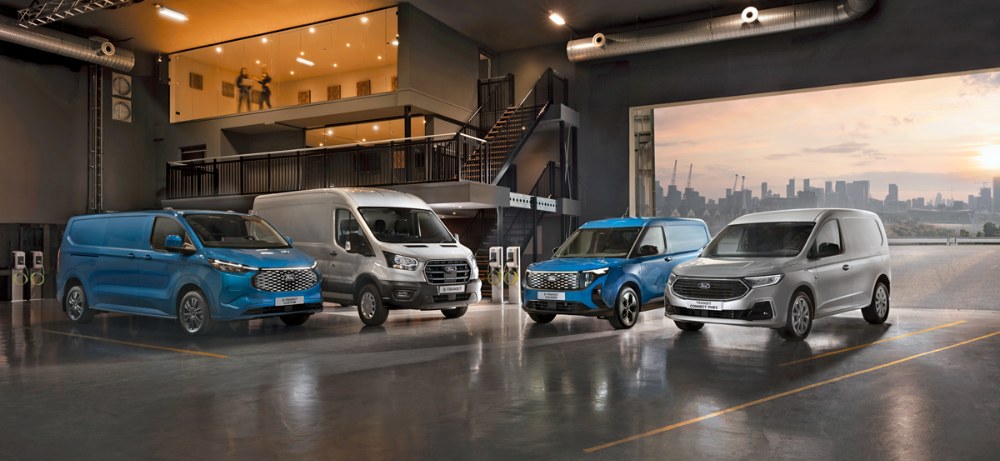 Nyní již evropský Ford elektrifikoval též svoji paletu lehkých užitkových vozidel divize FordPro. Zleva stojící elektromobily E-Transit Custom, E-Transit a E-Transit Courier doplňuje zcela vpravo plug-in hybridní Transit Connect PHEV