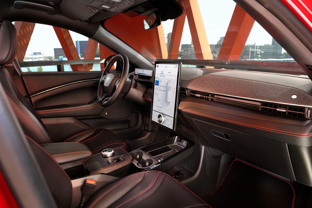 Ford Mustang Mach-E – Interiér je vzdušný, přehledný a čalouněný kvalitními materiály