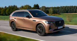 Model CX-80 má ve srovnání s CX-60 rozvor prodloužený o značných 250 mm, přední část těchto vozů je shodná