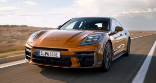Nová Panamera je vyrýsovanější. Varianty Turbo se vyznačují horizontálně umístěnými směrovými svítilnami a ozdobnými prvky v krajích nárazníku v šedé barvě zvané Turbonite