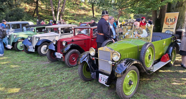 Brno letos uchvátilo srdce milovníků historických vozidel! V červenci proběhl impozantní Brno Grand Prix Revival na Masarykově okruhu a v září 100. výroční závod Brno–Soběšice. Zde 100. jubileum slavily rovněž brněnské „zetky“. Vpravo pověstná Z-18 (1928) legendárního brněnského renovátora Jiřího Hemzala. Směrem vlevo následují Z-4 první série (1933) z Technického muzea Brno, další Z-4 (1934) Ludvíka Hájka ze SKAM Olomouc a Z-4 druhé série Pavla Krejcha z téhož klubu
