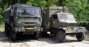 ROSS 210 (vlevo), náhrada Pragy V3S (vpravo)