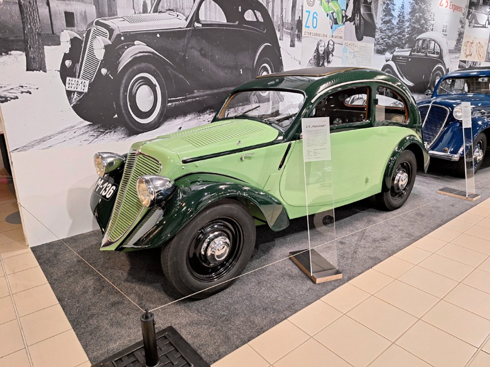 Hurvínek! Tak se přezdívalo elegantnímu kompaktu Z 6 z roku 1935, poslednímu typu Zbrojovky před jejím plným návratem k zbrojní výrobě. Opět kapalinou chlazený dvouválcový „dvoutakt“ a pohon předních kol, cena startovala již na 19 600 Kč. Vůz na snímku, z roku 1936, zapůjčil na výstavu Jaroslav Dolanský
