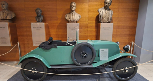 Na výstavu Naše Zetky vábí již ve vestibulu Muzea vůz Omega, předcházející zahájení sériové výroby automobilů „Z“ v Brně. V roce 1923 vznikly dva prototypy, nedochoval se žádný. Tento stroj postavili Karel Jaroš a Jan Popelka na základě původních výkresů, nalezených v roce 1984