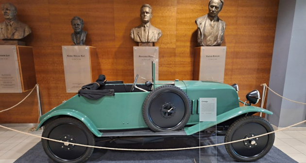 Na výstavu Naše Zetky vábí již ve vestibulu Muzea vůz Omega, předcházející zahájení sériové výroby automobilů „Z“ v Brně. V roce 1923 vznikly dva prototypy, nedochoval se žádný. Tento stroj postavili Karel Jaroš a Jan Popelka na základě původních výkresů, nalezených v roce 1984