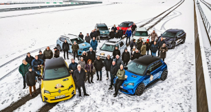 Okruh Jules Tacheny v belgickém Mettetu, čtvrtek 9. ledna. Společný snímek porotců COTY a finalistů volby ročníku 2025. Testovali jsme je zde naštěstí již den před tím, kdy ještě bylo sucho. Do vyhlášení vítěze zbývá již jen několik hodin…