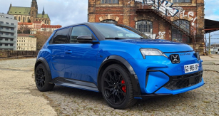 Alpine A290 proti výchozímu Renaultu 5 na první pohled vyniká specifickým řešením přídě, rozšířenými blatníky a prahovými nástavci i profilovanými panely zadních dveří