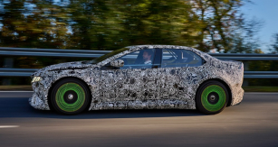 Nová generace elektrického pohonu BMW eDrive pracuje s napětím 800 V a počítá se s použitím jednoho, dvou, tří nebo dokonce čtyř motorů (v jednom voze). Dojezd může činit  až 900 km