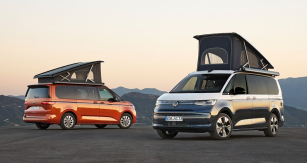 Aktuální Volkswagen California má technický základ v prodlouženém provedení modelu Multivan. K dispozici je se se vznětovým i zážehovým motorem, stejně jako v plug-in hybridní verzi, jež má jako jediná pohon všech kol