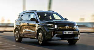 Příslušnost k nové generaci vozů Citroën je patrná podle velkého loga s pozměněnou grafikou a několikadílných zdrojů denního svícení