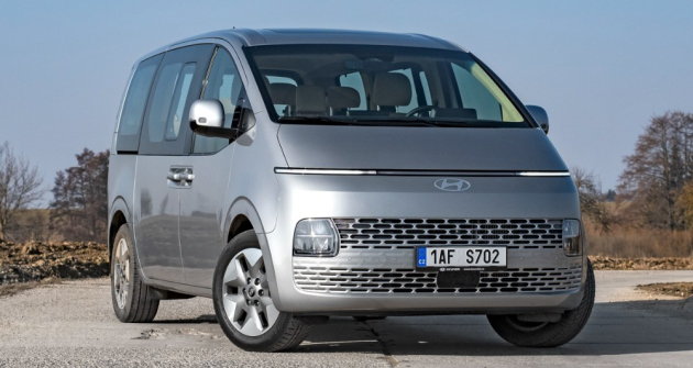 Přítomnost hybridního hnacího ústrojí na první pohled není nijak patrná. Design vozu se s příchodem elektrifikovaného pohonu nezměnil. Staria i po letech působí hodně futuristicky