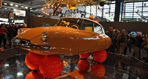Maskot Rétromobile 2025: původní reklamní DS „L’air et l’eau“, nebo chcete-li „DS 19 Ballons“ (1959), se sice nezachovala, ale její repliku postavili studenti ateliéru GARAC